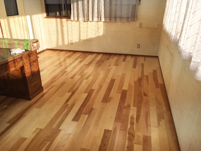 床フローリングと巾木、壁紙クロスの内装施工を行いました。『中野市事務所リフォーム事例』 After 写真