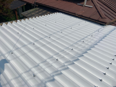 長野市高田にて遮熱シリコン塗料で折半屋根の塗装を行いました 写真