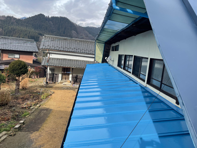 長野市坂中で金属屋根の塗装とくず屋根のカバー工法を行いました 写真
