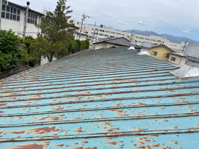 長野市石渡で金属屋根をガルバニウム鋼板でカバー工法を行いました Before 写真