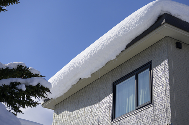 屋根に積もった雪イメージ