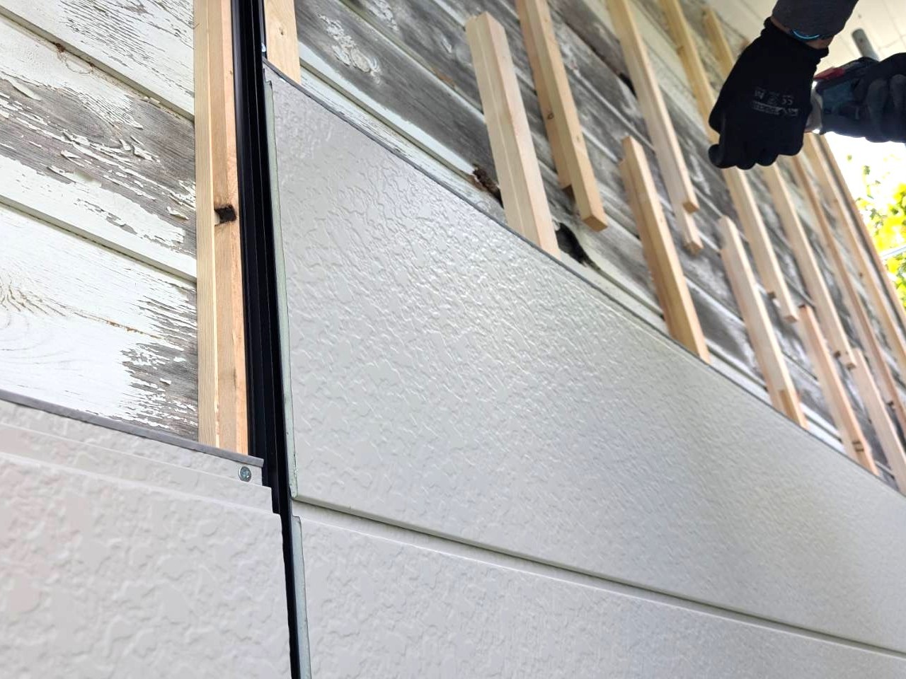 新しい外壁材の施工