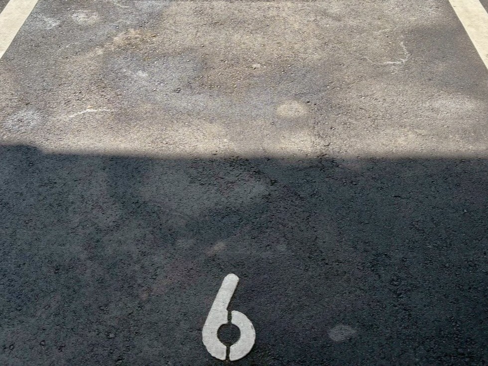 長野市　宿泊施設駐車場　文字サイン工事 Before 写真