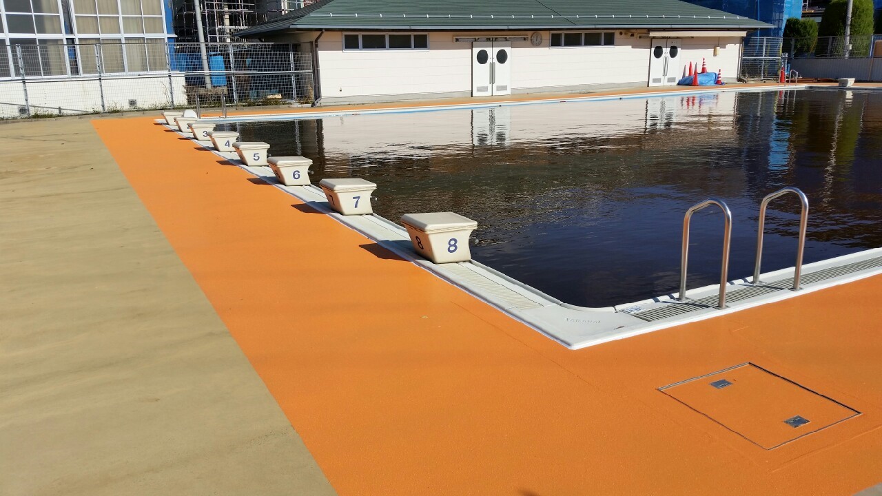 真夏の炎天下 プールサイドの熱さを和らげ快適な歩行を演出するプールサイド遮熱工法 株式会社霜鳥 しろくまペイント