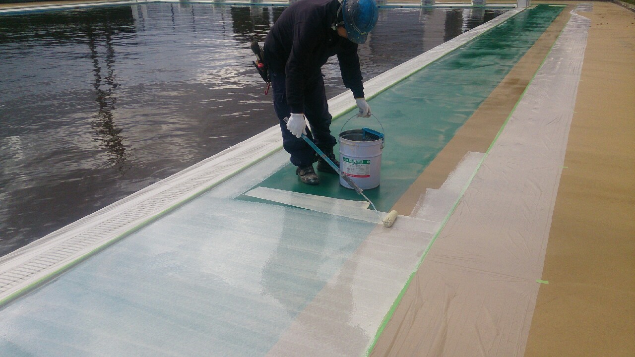 真夏の炎天下 プールサイドの熱さを和らげ快適な歩行を演出するプールサイド遮熱工法 株式会社霜鳥 しろくまペイント