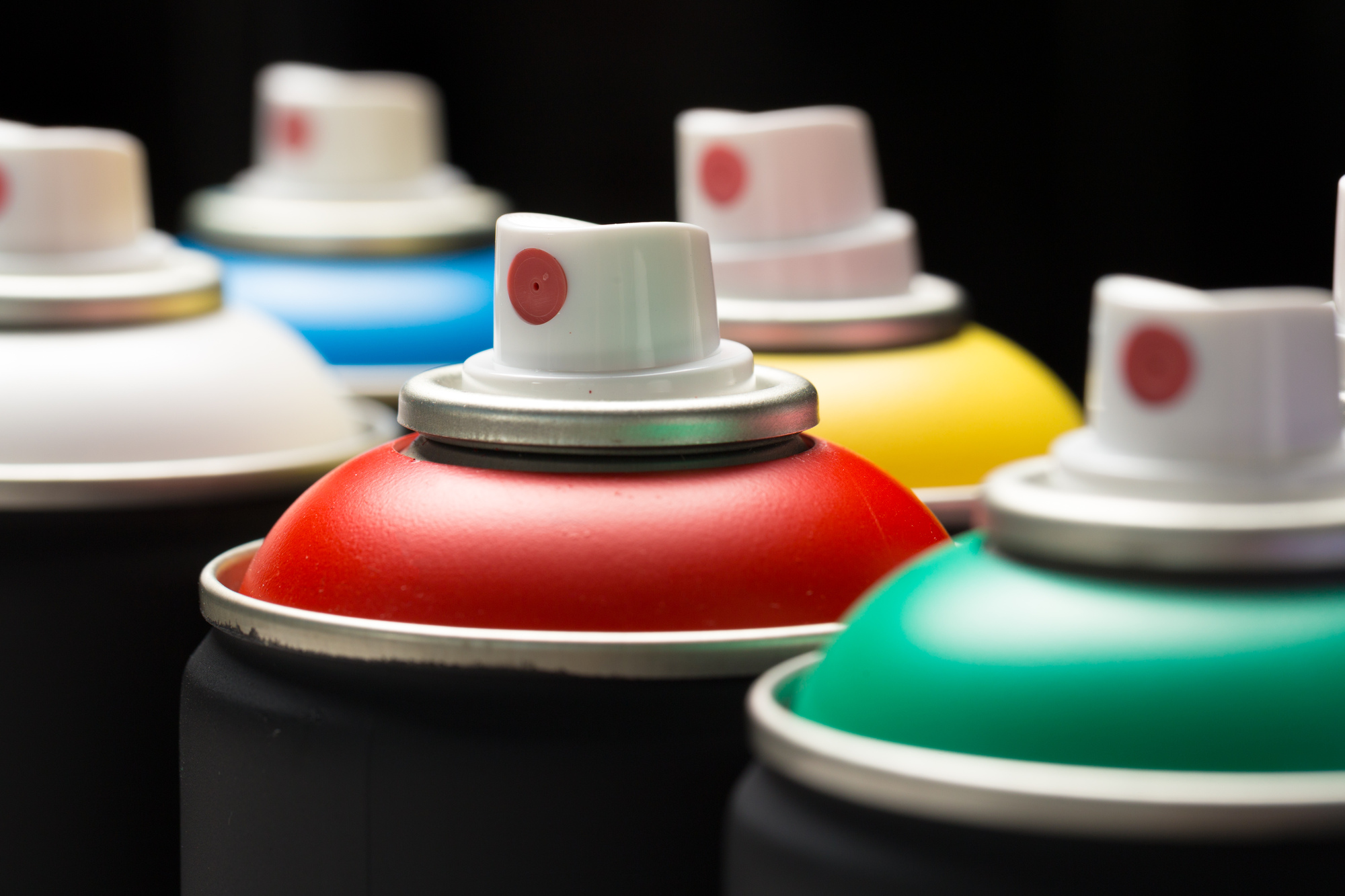 スプレー落書きの落とし方】自分でできる消し方とプロに任せるべきケースを徹底解説 | 株式会社霜鳥（しろくまペイント）