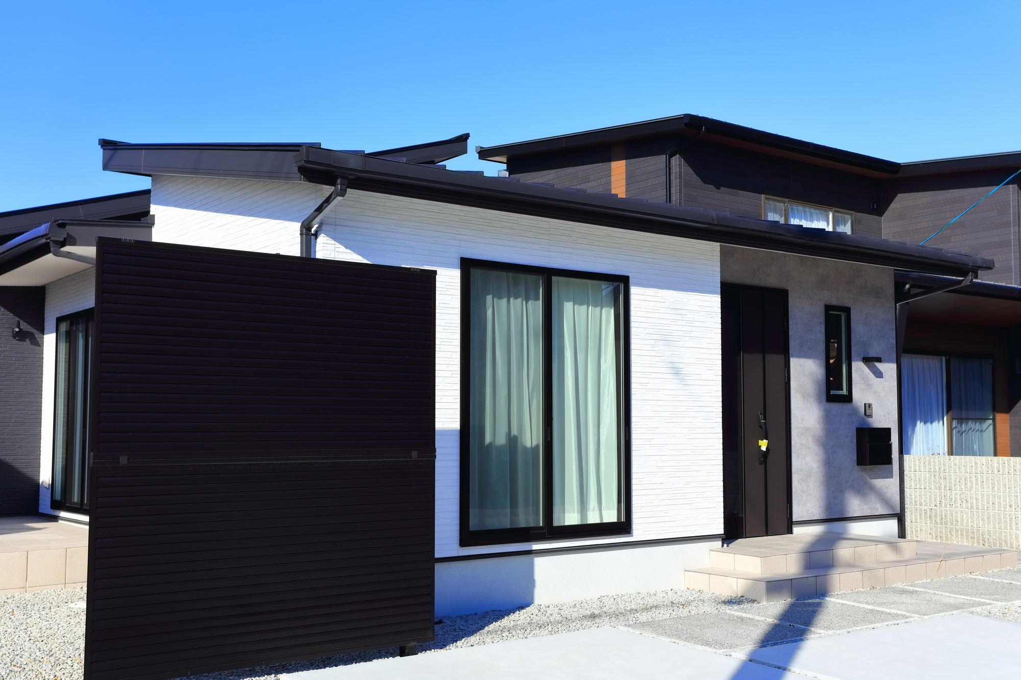 プロが教える】かっこいい外観に仕上げる住宅の色分けテクニック｜ツートン・同系色・縦ラインで魅せる家づくり | 株式会社霜鳥（しろくまペイント）