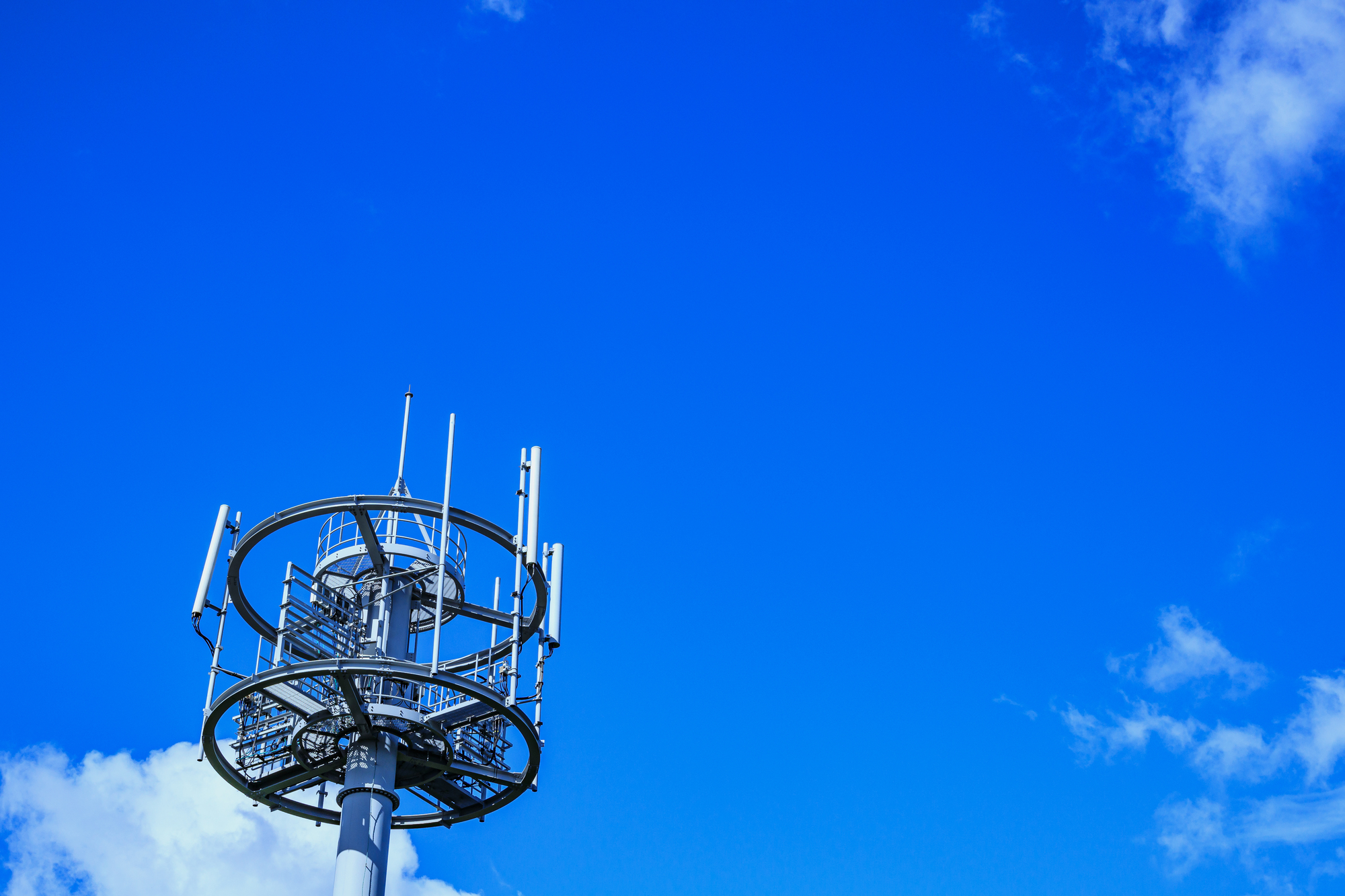 その鉄柱、塗装しないと錆びて腐る！？耐久年数と塗り替えタイミングを解説 | 株式会社霜鳥（しろくまペイント）