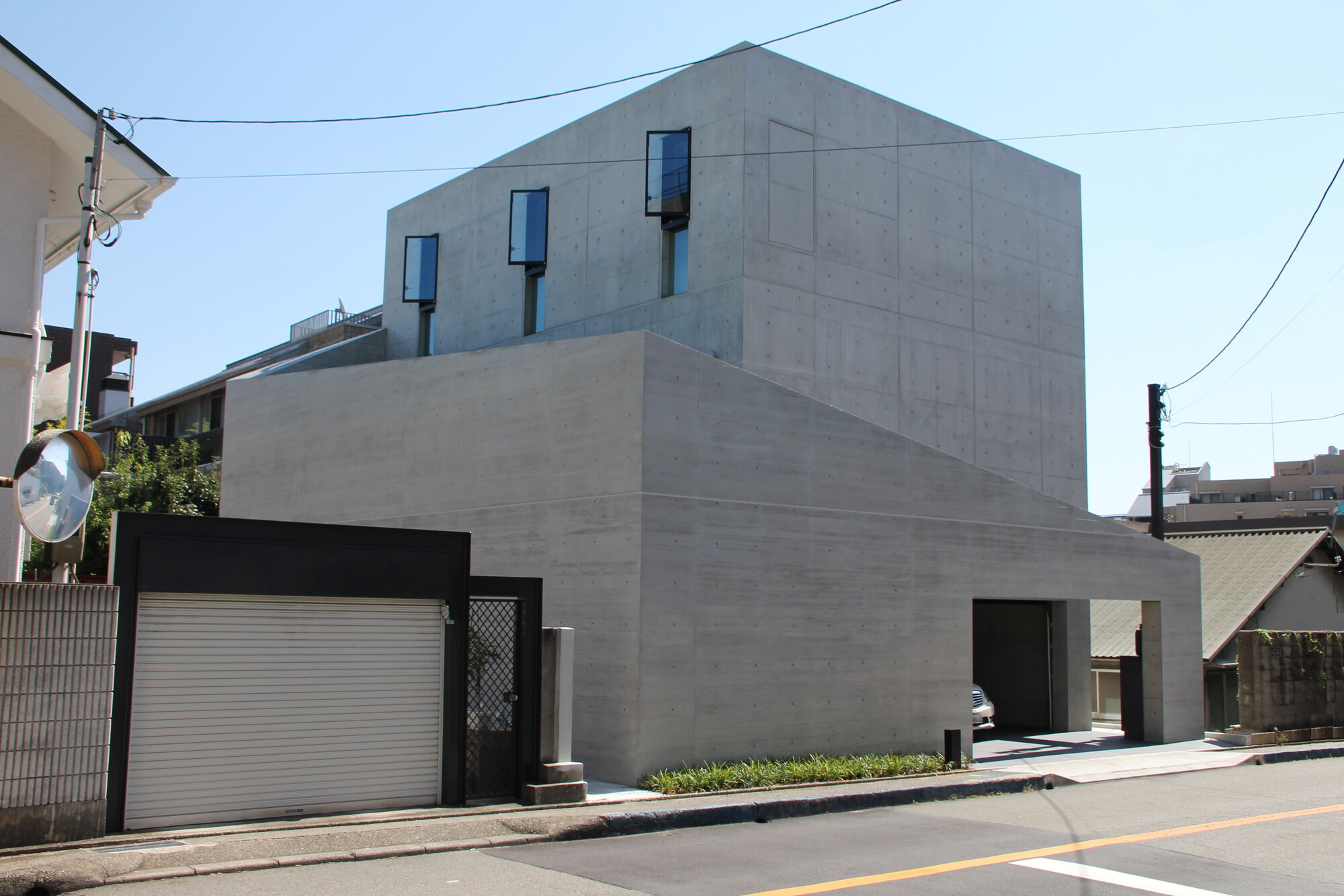 コンクリートの黒ずみの落とし方｜重曹・洗剤・専用洗浄剤・高圧洗浄まで徹底解説！ | 株式会社霜鳥（しろくまペイント）